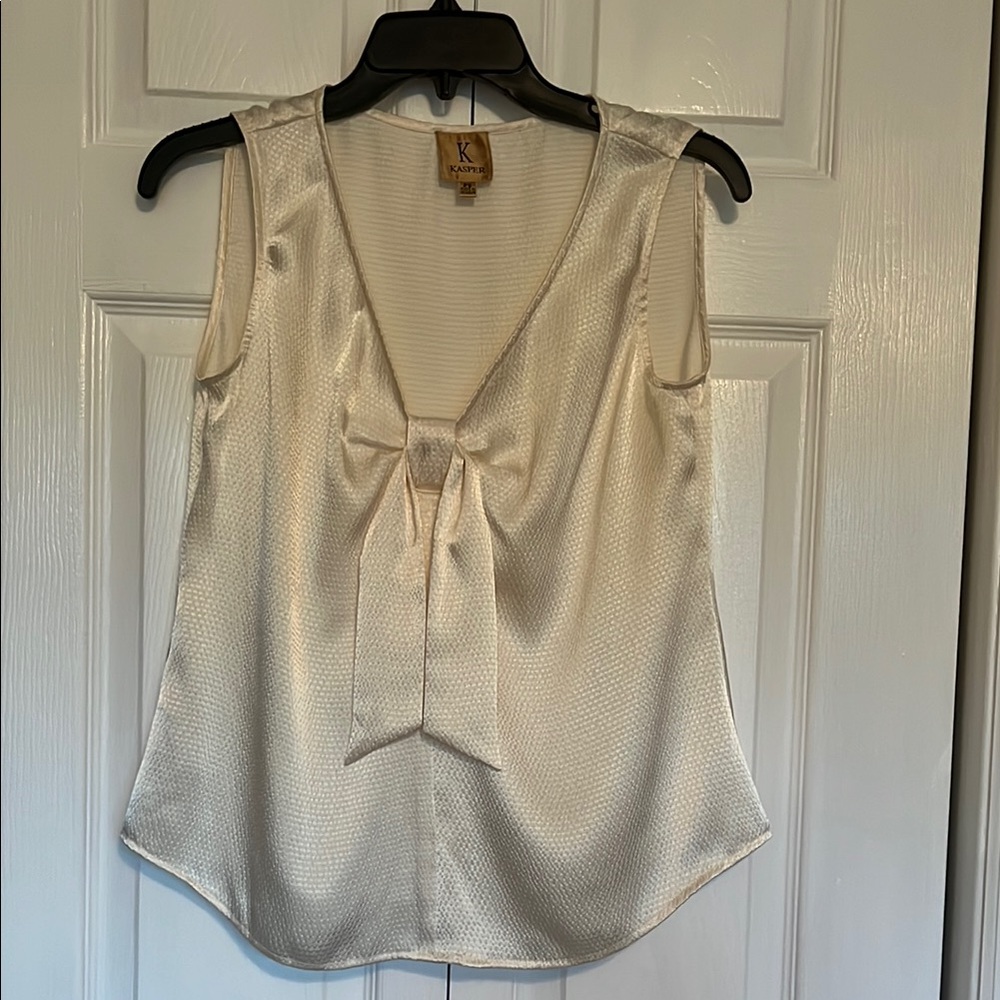 Kasper Cream Blouse Elegant and Versatile
